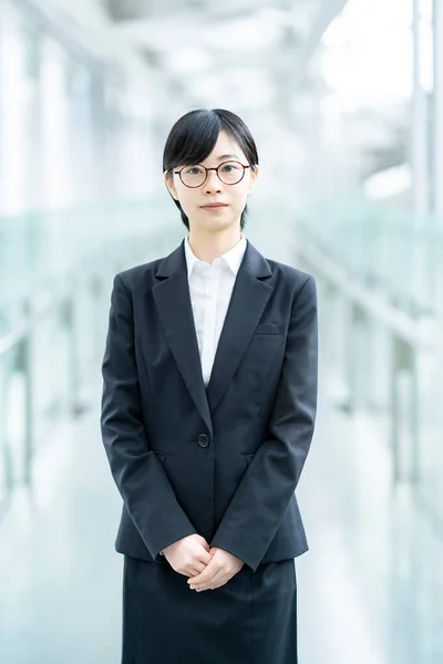 Asiatique Jeune Femme Dans Costume Avec Regard Tendu — Photo