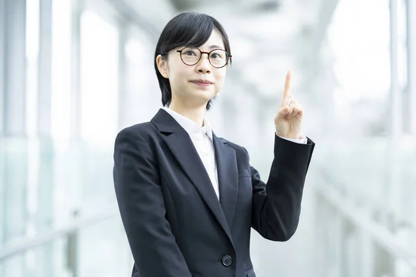 Une Jeune Femme Costume Posant Avec Son Index Vers Haut — Photo