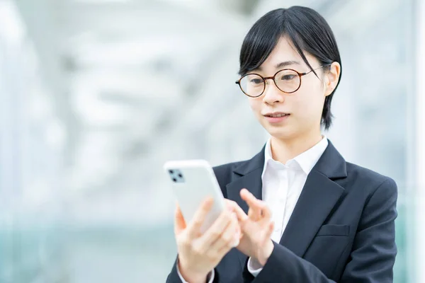 Asiatische Junge Frau Anzug Und Brille Bedient Ein Smartphone — Stockfoto