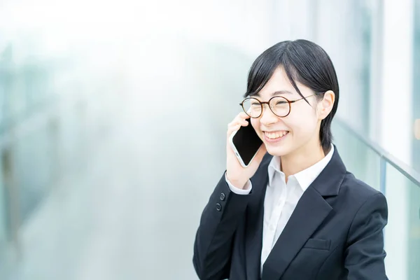 Een Jonge Vrouw Een Pak Aan Het Praten Een Smartphone — Stockfoto