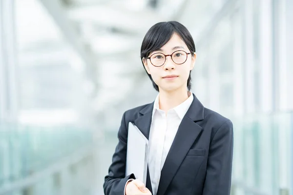 Aziatisch Jong Vrouw Een Pak Met Een Gespannen Blik — Stockfoto