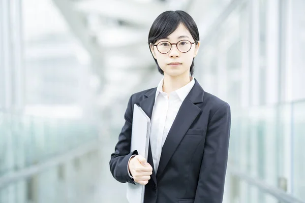 Asiatique Jeune Femme Dans Costume Avec Regard Tendu — Photo