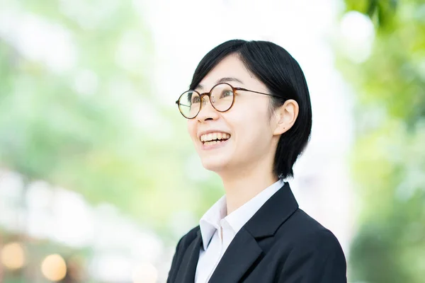Asiatisk Ung Kvinna Kostym Och Glasögon Med Leende — Stockfoto