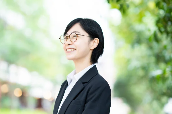 Aziatisch Jong Vrouw Een Pak Bril Met Glimlach — Stockfoto