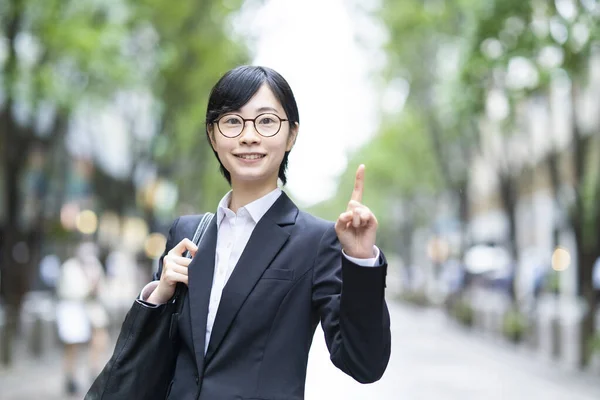 Eine Junge Frau Anzug Posiert Mit Erhobenem Zeigefinger — Stockfoto