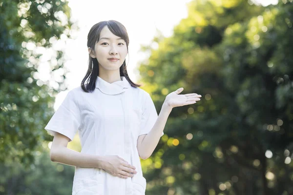 Asiática Jovem Mulher Roupas Enfermeira Posando Com Mãos — Fotografia de Stock
