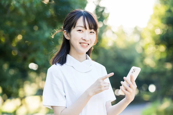 Asiatisk Ung Kvinna Vita Kläder Med Smartphone — Stockfoto