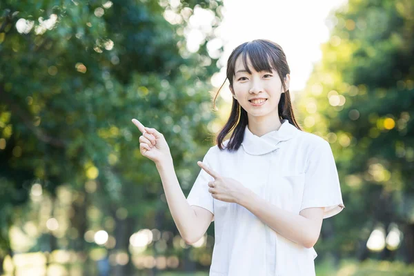 Aziatische Jong Vrouw Verpleegkundige Kleding Poseren Met Handen — Stockfoto