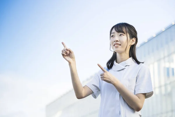 Asiatisk Ung Kvinna Sjuksköterskekläder Och Poserar Med Händerna — Stockfoto