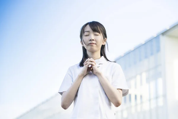 Asiatisk Ung Kvinna Vit Rock Bön Pose — Stockfoto