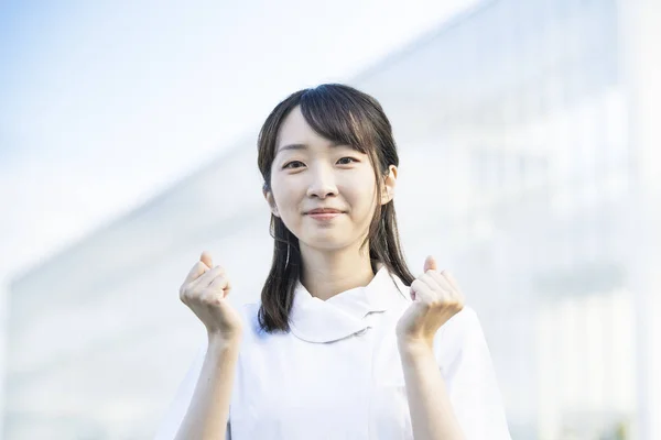 Asiática Joven Mujer Blanco Abrigo Haciendo Tripas Pose — Foto de Stock