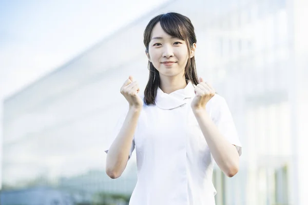 Asiática Jovem Mulher Casaco Branco Fazendo Uma Pose Coragem — Fotografia de Stock