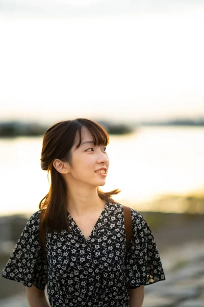 Portrait Asian Young Woman Standing Sea Evening — Stock Photo, Image