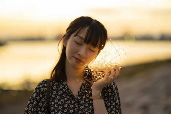 Uma Jovem Mulher Que Traz Luzes Iluminação Mais Perto Seu — Fotografia de Stock