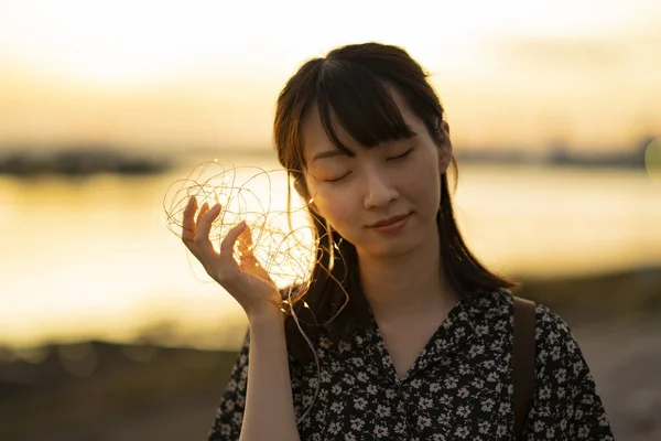 Uma Jovem Mulher Que Traz Luzes Iluminação Mais Perto Seu — Fotografia de Stock