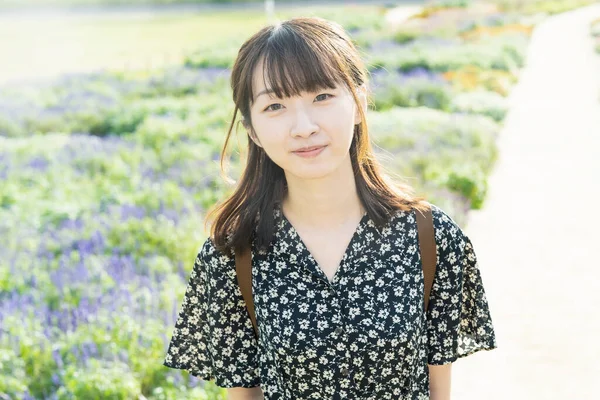 Asiático Jovem Mulher Tomando Passeio Campo Flores — Fotografia de Stock