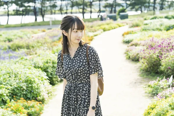 Asiatische Junge Frau Geht Einem Blumenfeld Spazieren — Stockfoto