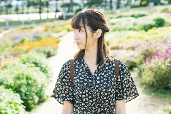 Asiático Jovem Mulher Tomando Passeio Campo Flores — Fotografia de Stock