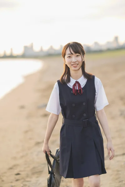 Aziatisch Vrouw Middelbare School Student Wandelen Het Strand — Stockfoto