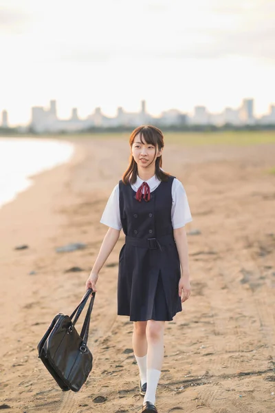 Asiatique Femme Lycéenne Étudiant Marche Sur Plage — Photo