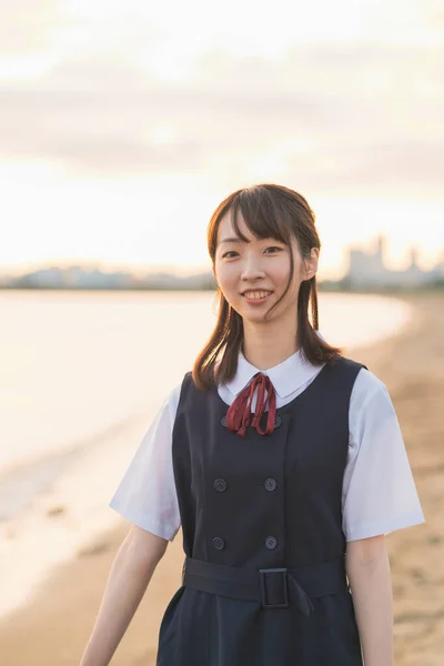 Asiática Estudiante Secundaria Femenina Caminando Playa —  Fotos de Stock