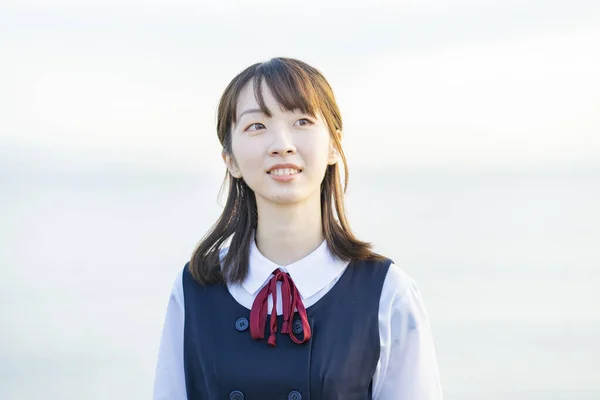 Menina Ensino Médio Mostrando Sorriso Fundo Mar — Fotografia de Stock