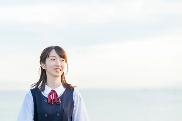 Menina Ensino Médio Mostrando Sorriso Fundo Mar — Fotografia de Stock