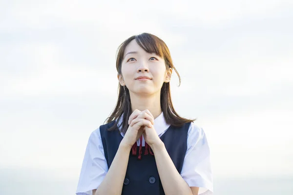 アジア系女子高生祈りポーズ屋外 — ストック写真