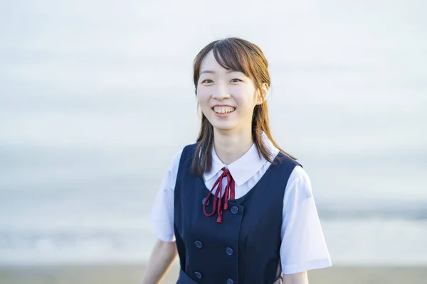 Menina Ensino Médio Mostrando Sorriso Fundo Mar — Fotografia de Stock