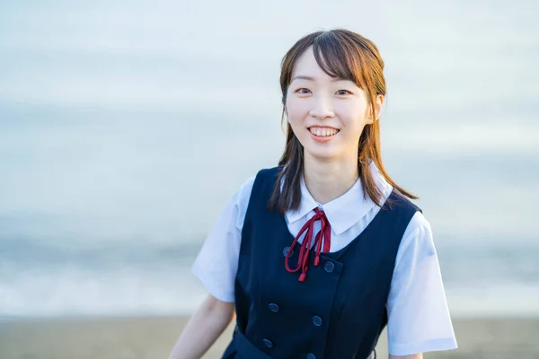 Licealistka Pokazuje Uśmiech Tło Morza — Zdjęcie stockowe