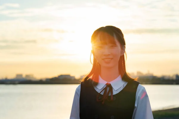 Asiática Estudante Ensino Médio Feminino Envolto Pôr Sol — Fotografia de Stock