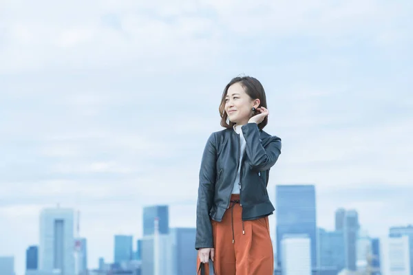 Mujer Asiática Con Oficina Estilo Casual Sonriendo Tokyo Ciudad — Foto de Stock