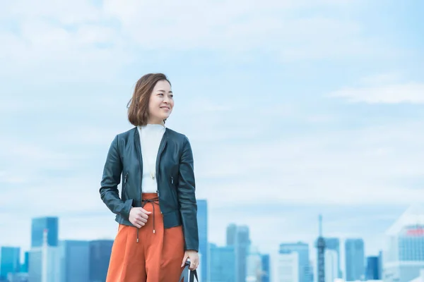 Mujer Asiática Con Oficina Estilo Casual Sonriendo Tokyo Ciudad —  Fotos de Stock