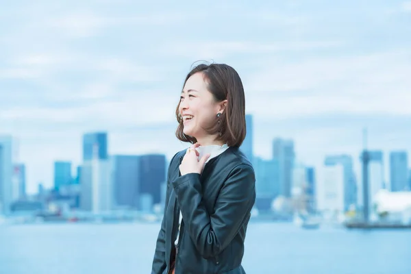 Asiatische Frau Mit Büro Lässigen Stil Lächelnd Tokio Stadt — Stockfoto