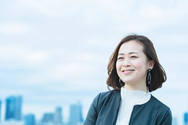 Tokyo Sıradan Bir Şekilde Gülümseyen Asyalı Kadın — Stok fotoğraf