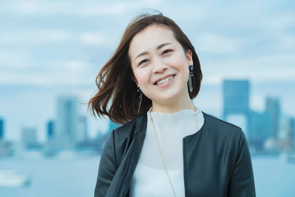 Tokyo 'da sıradan bir şekilde gülümseyen Asyalı kadın.