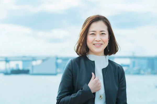 Asiatico Donna Con Ufficio Casual Stile Sorridente Tokyo Città — Foto Stock