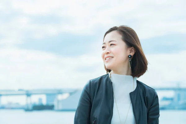 Tokyo Sıradan Bir Şekilde Gülümseyen Asyalı Kadın — Stok fotoğraf