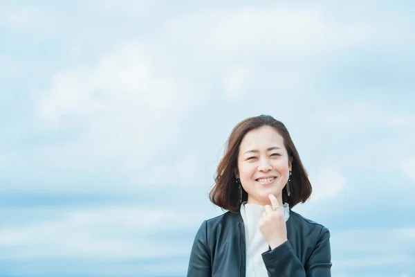 Asiatique Femme Avec Bureau Casual Style Sourire Dans Tokyo Ville — Photo