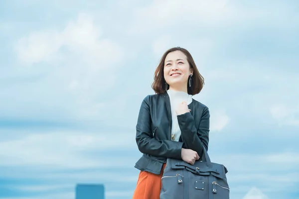 Una Mujer Negocios Casualmente Vestida Que Viaja Con Una Sonrisa —  Fotos de Stock