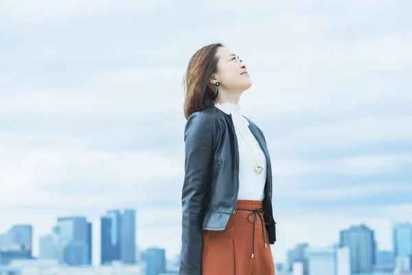 Asiatisk Kvinna Med Kontor Avslappnad Stil Leende Tokyo Stad — Stockfoto
