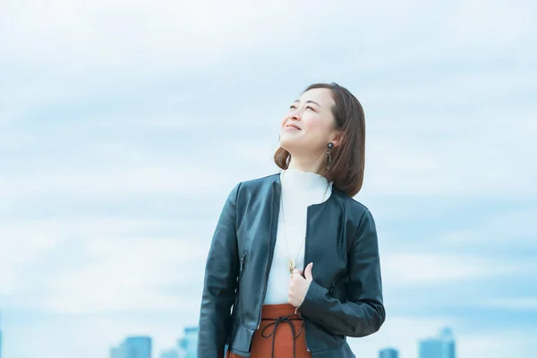 Aziatische Vrouw Met Kantoor Casual Stijl Glimlachen Tokyo Stad — Stockfoto