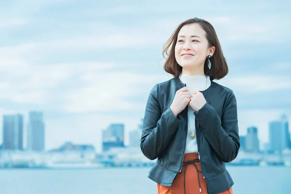 Mujer Asiática Con Oficina Estilo Casual Sonriendo Tokyo Ciudad —  Fotos de Stock