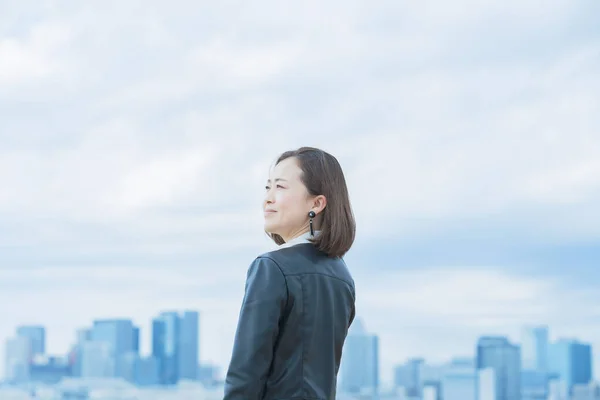 Casualmente Vestido Asiático Mujer Negocios Mirando Hacia Cielo — Foto de Stock