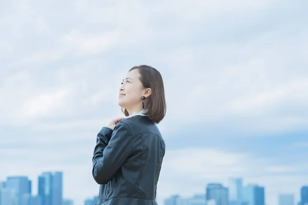 Tillfälligt Klädd Asiatisk Affärskvinna Tittar Upp Himlen — Stockfoto