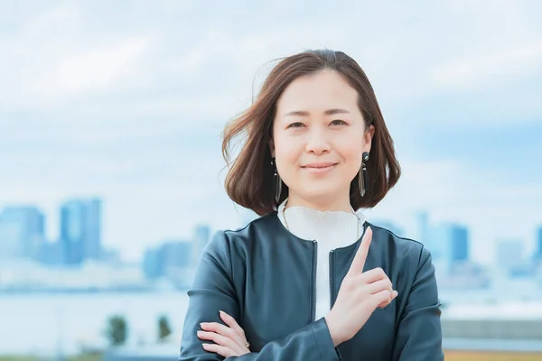 Asiatisk Kvinna Höja Sitt Pekfinger Med Leende Tokyo Stad — Stockfoto