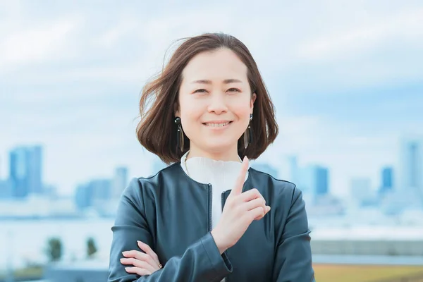 Asiatico Donna Alzando Suo Indice Dito Con Sorriso Tokyo Città — Foto Stock