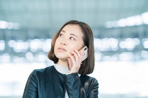 Mujer Negocios Asiática Llamando Con Teléfono Inteligente — Foto de Stock