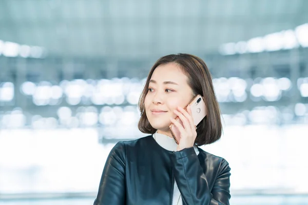 Asiatique Femme Affaires Appelant Avec Smartphone — Photo