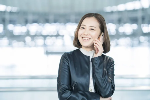 Aziatisch Zakenvrouw Bellen Met Een Smartphone — Stockfoto